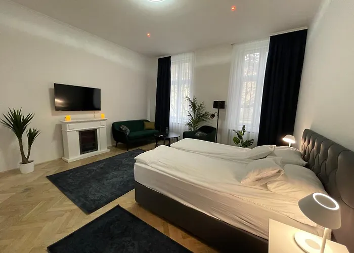 Fullmoon Luxury Segedyn